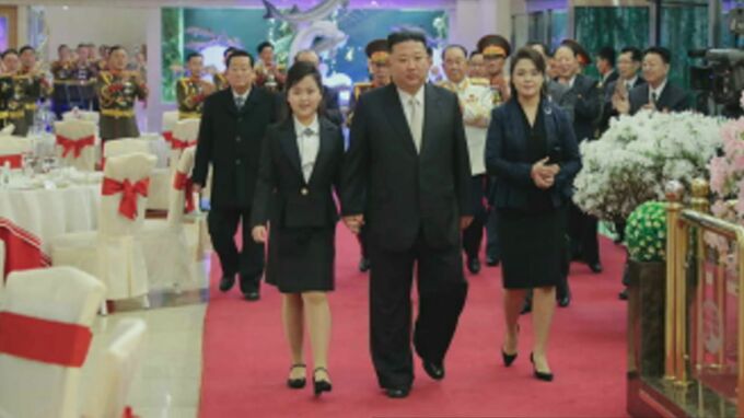 北朝鮮・軍の創設から75年　金正恩総書記が娘と軍訪問と現地メディア報道　今夜は大規模な軍事パレード実施か|TBS NEWS DIG
