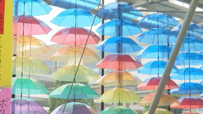 ６月１日から松江は縁雫　色とりどりの傘でアンブレラスカイ完成　|　BSSニュース | BSS山陰放送