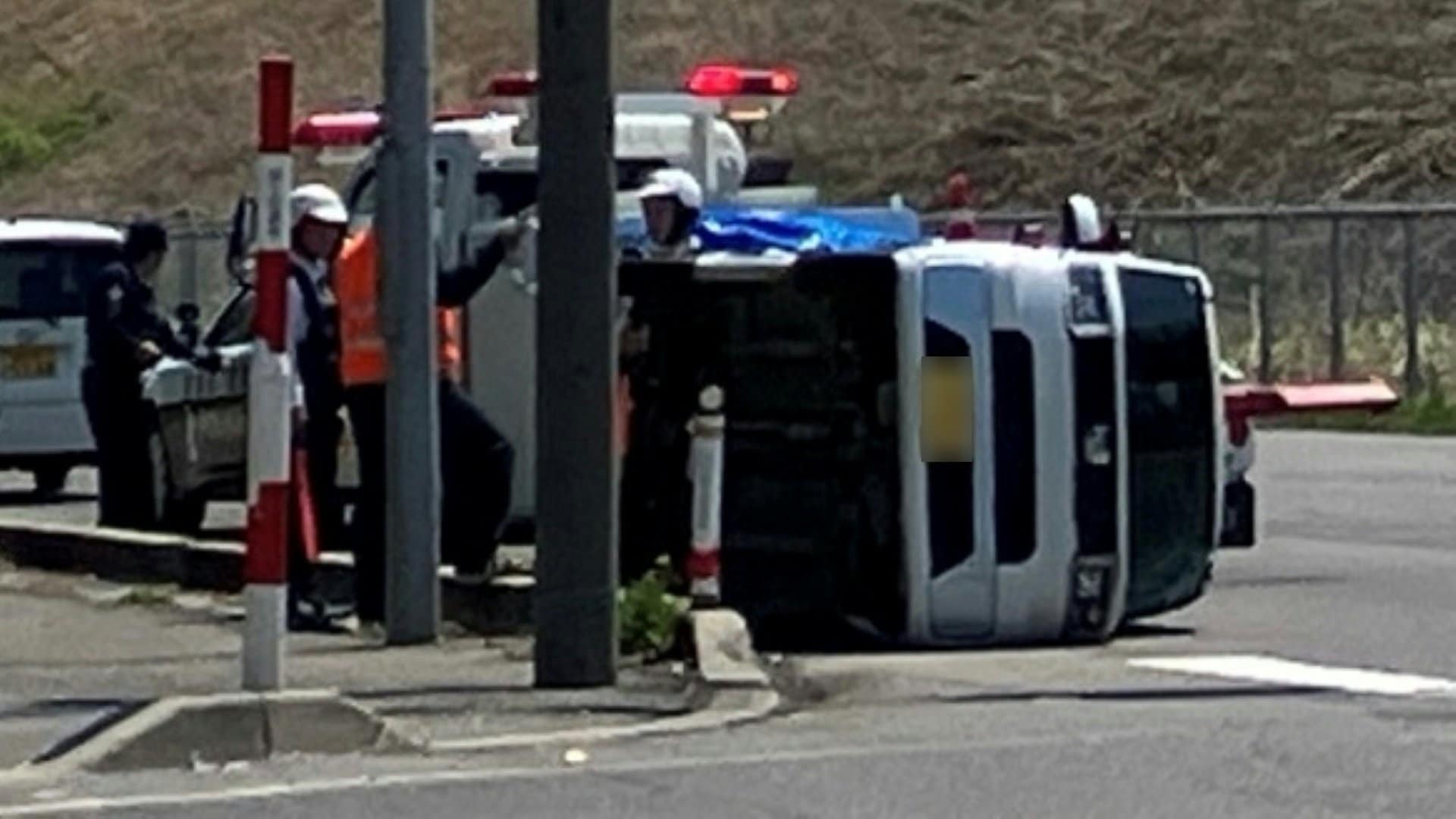 速報】国道7号で車横転の事故 男女3人が病院へ搬送 青森環状線 | 青森