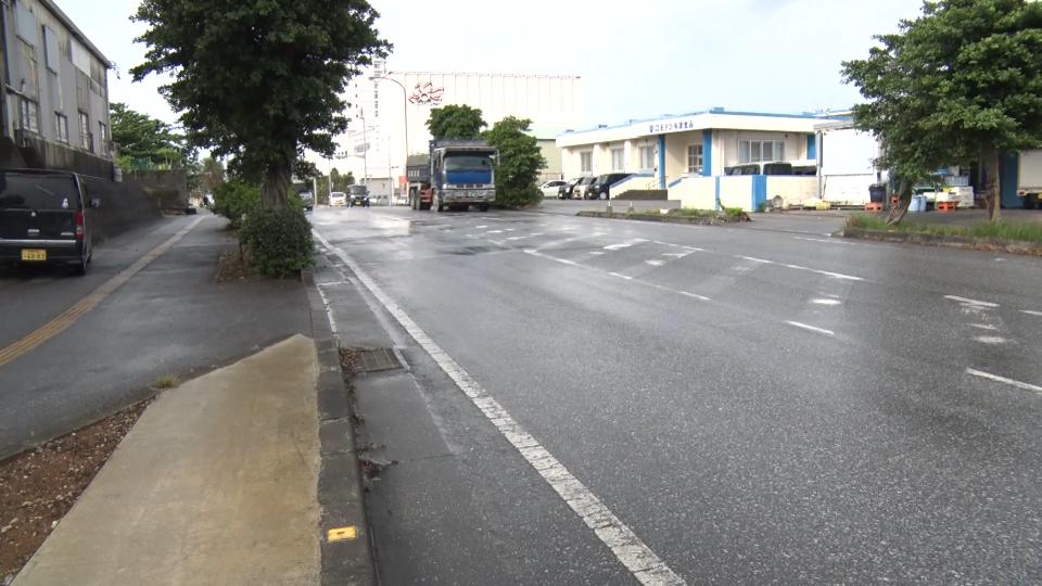 国道を横断の83歳男性が軽乗用車にはねられる　首を骨折の重傷　宮古島市