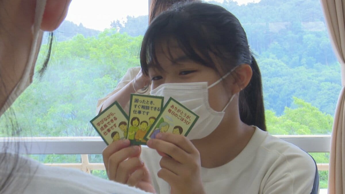 “かるた”で介護の魅力を学ぶ　人材確保へ、中学生に出張講座　2040年に介護職員1455人不足の推計　山梨