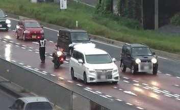 故障車の前で何を？「黒バイ隊員」装って交通整理か 書類送検された男性（20）とみられる人物が道路情報カメラに写り込む|TBS NEWS DIG