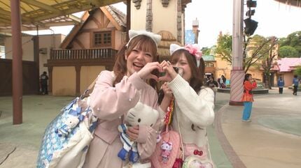 ハーモニーランド35周年「タッチできて幸せ」限定衣装のキティたちに