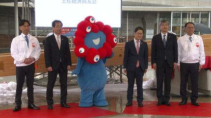 万博“大屋根リング”の木材、全国初の展示 長さ8m・重さ900kgのヒノキ材 