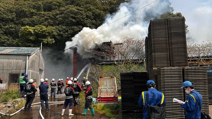 熊本県天草市でイワシ燻製中の建物が全焼 けが人なし | 熊本のニュース