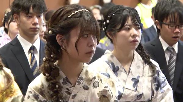 浴衣やスーツ姿で久しぶりの再会　お盆に合わせ「二十歳を祝う集い」|TBS NEWS DIG