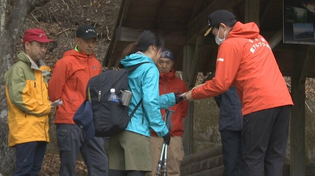 登山届を提出しているか 残雪に備えた装備はあるかを確認 登山者が増える大型連休 南アルプス登山口で山岳指導 山梨|TBS NEWS DIG