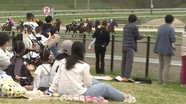 家族連れも訪れ場内にぎわう　レース前に子ども向けイベントも　盛岡開催初日の岩手競馬|TBS NEWS DIG