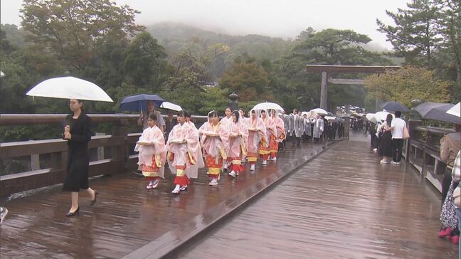 伊勢神宮の神嘗祭を前に小学生らが「奉納行列」 五穀豊穣を願い特産品・農産物を奉納 三重・伊勢市|TBS NEWS DIG