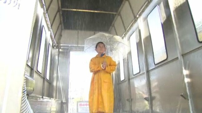 「傘を持つのも限界…」国内最大級“時雨180ミリ"を体感!松山地方気象台で「お天気フェア」実験や体験で防災学ぶ|TBS NEWS DIG