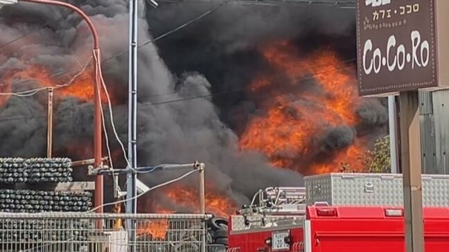 資材置き場の火災で住宅など5棟全焼 発生から20時間近く経ち鎮火 山梨・笛吹市|TBS NEWS DIG