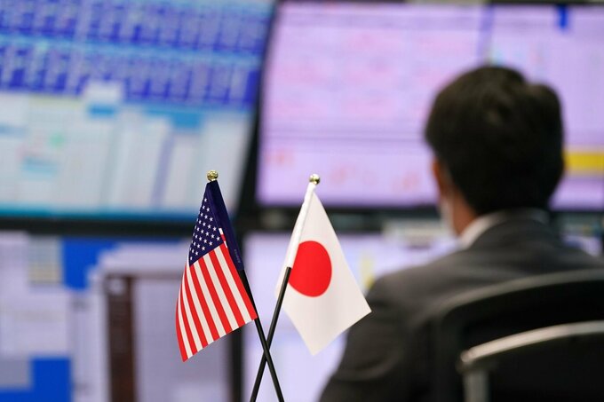 円全面高、買い戻しで対ドル156円台後半－日米金融政策に焦点シフト