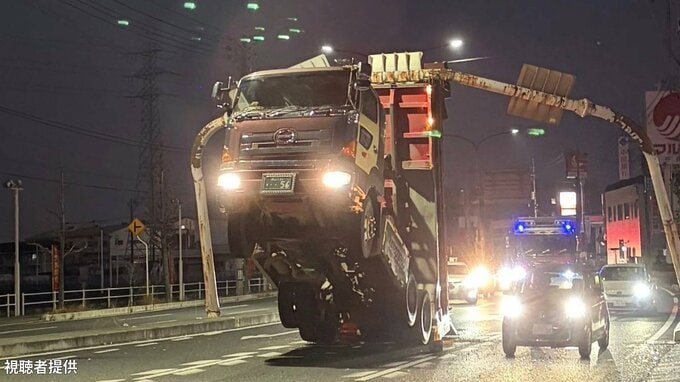 【宙に浮くダンプカー】荷台が道路標識に衝突　ダンプカーが荷台を上げたまま走行したか【岡山】　|　岡山・香川のニュース | 天気 | RSK山陽放送
