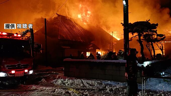 「炎が2ｍほどあがっている」住宅火災の発生で付近通行止め　消防車両12台が出動して消火活動続く　青森市浪岡五本松|TBS NEWS DIG