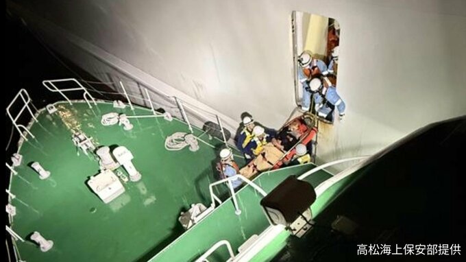 男子大学生（22）が船内の６階から４階のエントランスホールまで（高さ約８メートル）誤って転落か　航行中の「フェリーおれんじ えひめ」船内で事故　「乗客が階段から落ちて、出血して意識が朦ろうとなっている」と通報|TBS NEWS DIG
