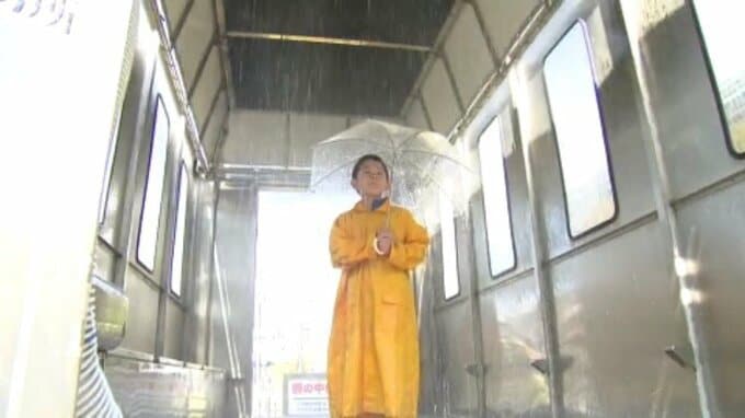 「傘を持つのも限界…」国内最大級“時雨180ミリ"を体感!松山地方気象台で「お天気フェア」実験や体験で防災学ぶ|TBS NEWS DIG