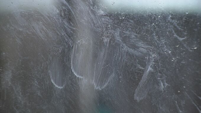 冬眠のはずのクマが住宅街に…ガラスには生々しい痕跡 60代～70代の男女3人けが 一体なぜ12月に？　|　石川県のニュース｜MRO北陸放送