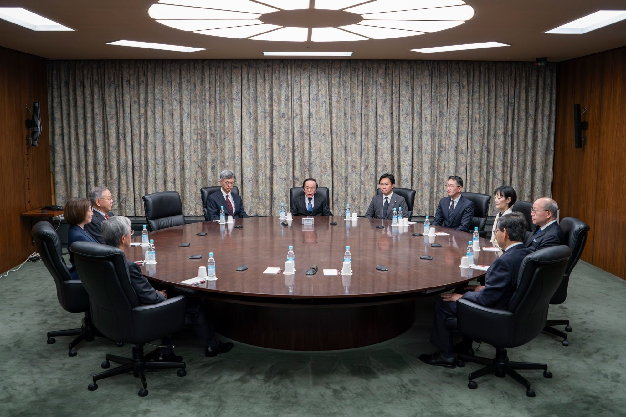 日銀が政策金利維持、植田体制初の3人反対－物価見通し大幅引き上げ