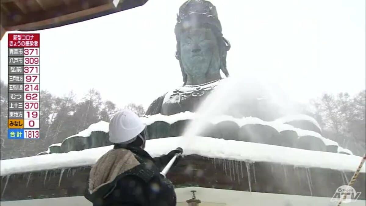 青銅座像で日本一の昭和大仏「すす払い…を前に雪払い」新年迎える準備