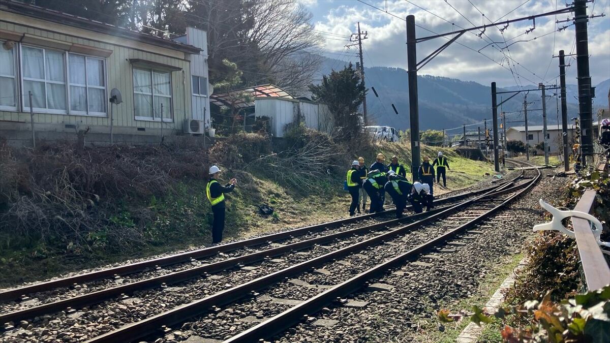 脱線事故現場を国土交通省運輸安全委員会が調査　富士急行線は全線で運転再開　