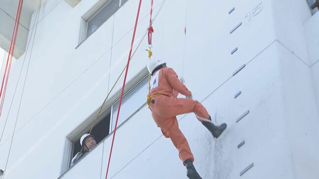 消防救助技術指導会に向けてビルの5階に相当する高さまではしご・ロープを使って登るなど災害現場想定の訓練|TBS NEWS DIG