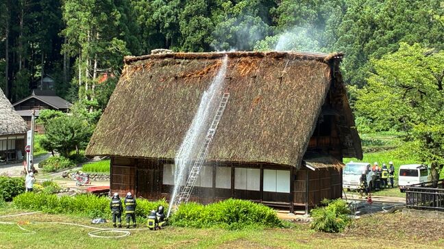 【火事】「屋根から火が出ている」世界遺産、菅沼合掌造り集落 現場は資料館「塩硝の館」 富山・南砺市 |TBS NEWS DIG
