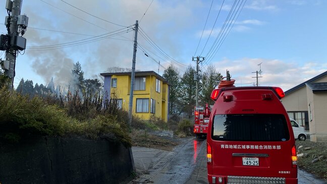 倉庫周辺から出火で隣接の住宅に延焼　青森県平内町で火災　消火活動実施中|TBS NEWS DIG