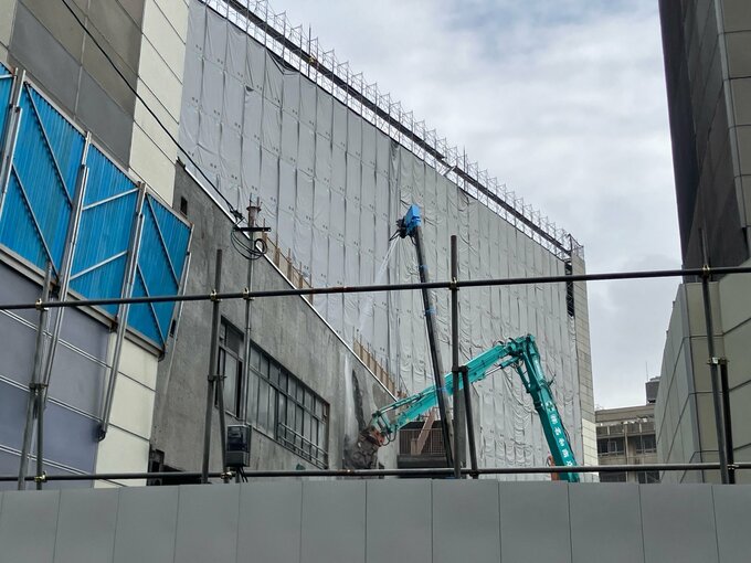 【速報】「日雇い労働者の街」の象徴だった大阪市西成区の「あいりん総合センター」の建物本体の解体工事始まる　跡地には就業支援や福利・にぎわい施設を検討　|　MBSニュース | 関西の最新ニュースを分かりやすく。