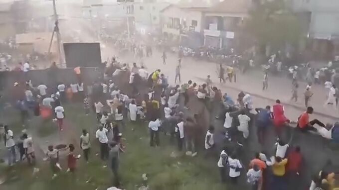 西アフリカ・ギニアでサッカー観客が暴徒化　56人死亡　審判の判定に抗議|TBS NEWS DIG