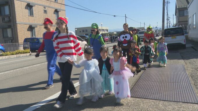 園児が白雪姫やスパイダーマンに…「衣装がちょっと暑い」仮装姿で町内を練り歩く　|　石川県のニュース｜MRO北陸放送