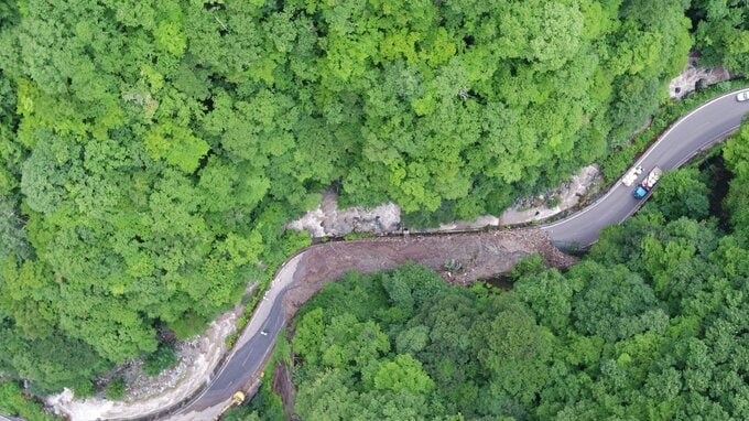 道路が河川敷のように…大内宿など観光地結ぶ県道、通行止め続く　記録的大雨で土砂崩れ　福島・下郷町　|　福島のニュース│TUF