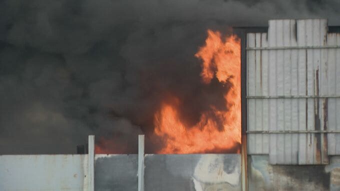 激しい黒煙… ｢火災です｣ と従業員から119番通報 愛知･稲沢市のリサイクル会社で火事 消火活動続く|TBS NEWS DIG