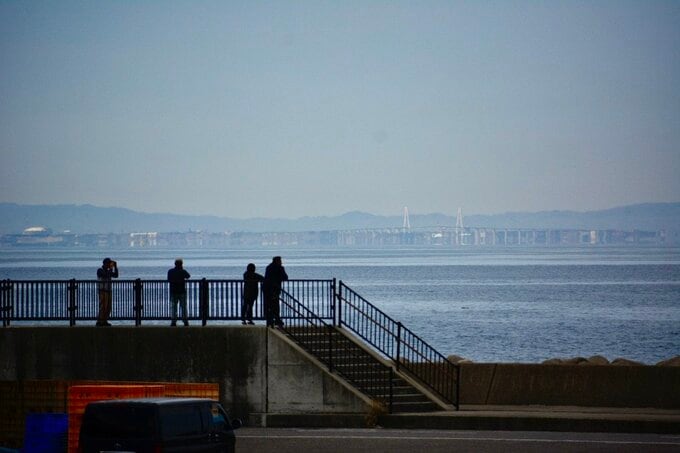 肉眼でも見えた！対岸の建物や木々、伸びたり反転したり…富山湾の蜃気楼　今年はすでに8回観測　富山・魚津市　|　富山のニュース｜天気・防災｜チューリップテレビ