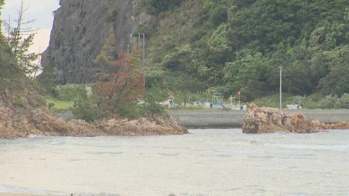 「人のようなものが打ち上げられている」釣りをしていた人が通報…海岸で身元不明の遺体発見、身元確認中　タンクトップ様の上衣のほか着衣なし　近くの海岸では5日に男子高校生が行方不明に…関連捜査|TBS NEWS DIG