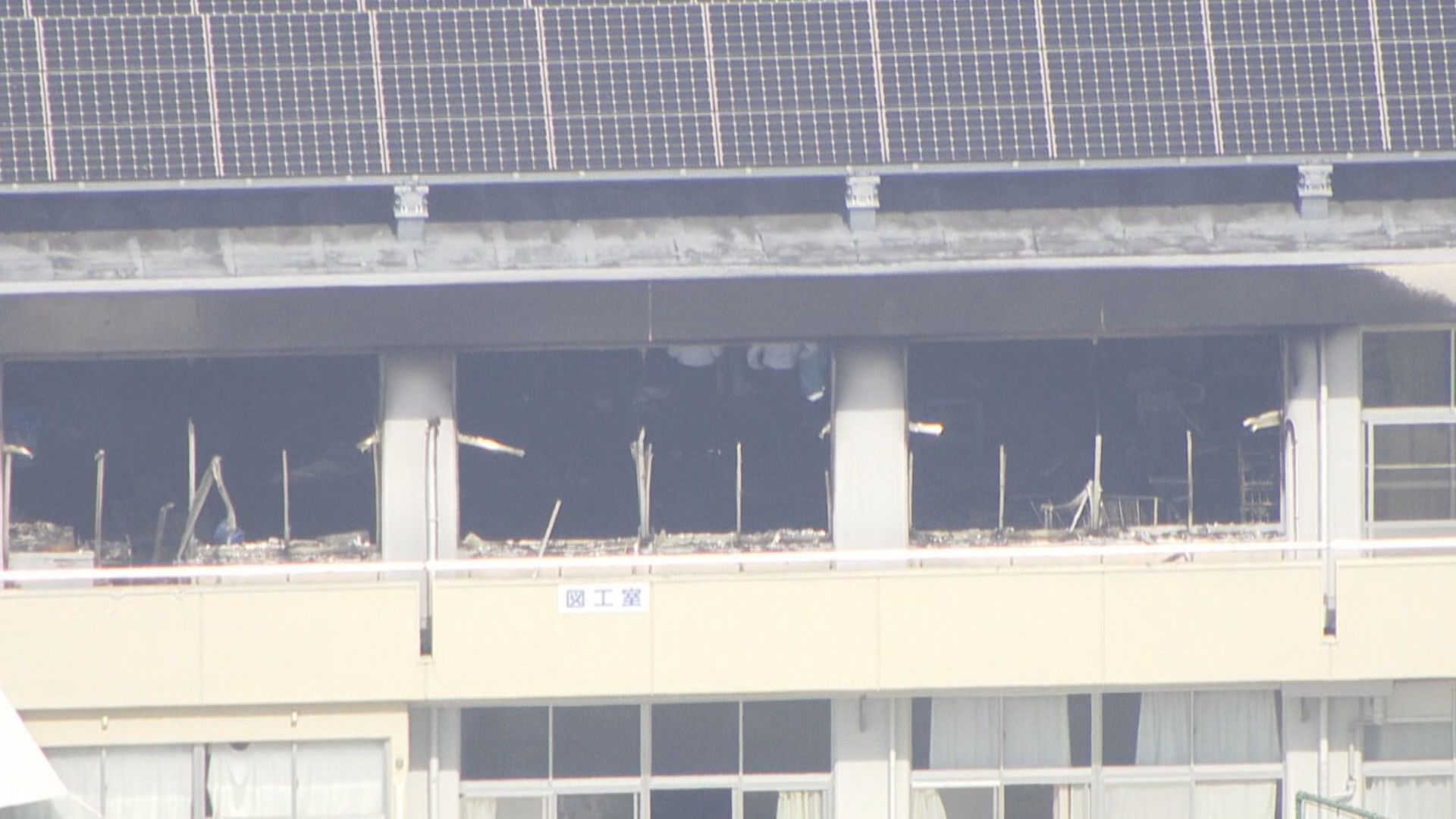 夜の小学校で何が 図工室が焼ける火事 人おらずけが人なし　臨時休校で出火原因調べる