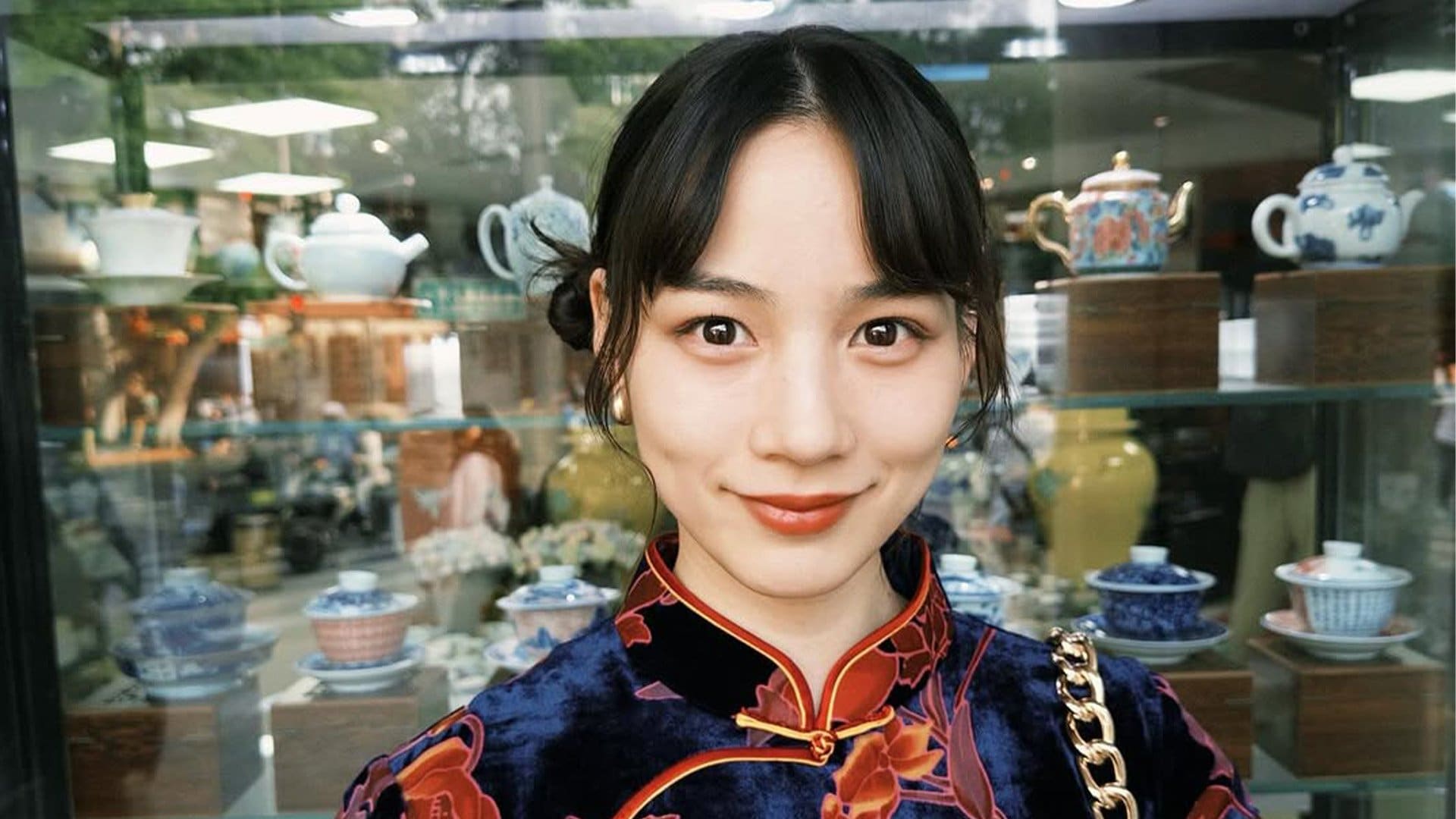 のん 】 チャイナドレス姿を披露 「北京では、商店街で見つけた