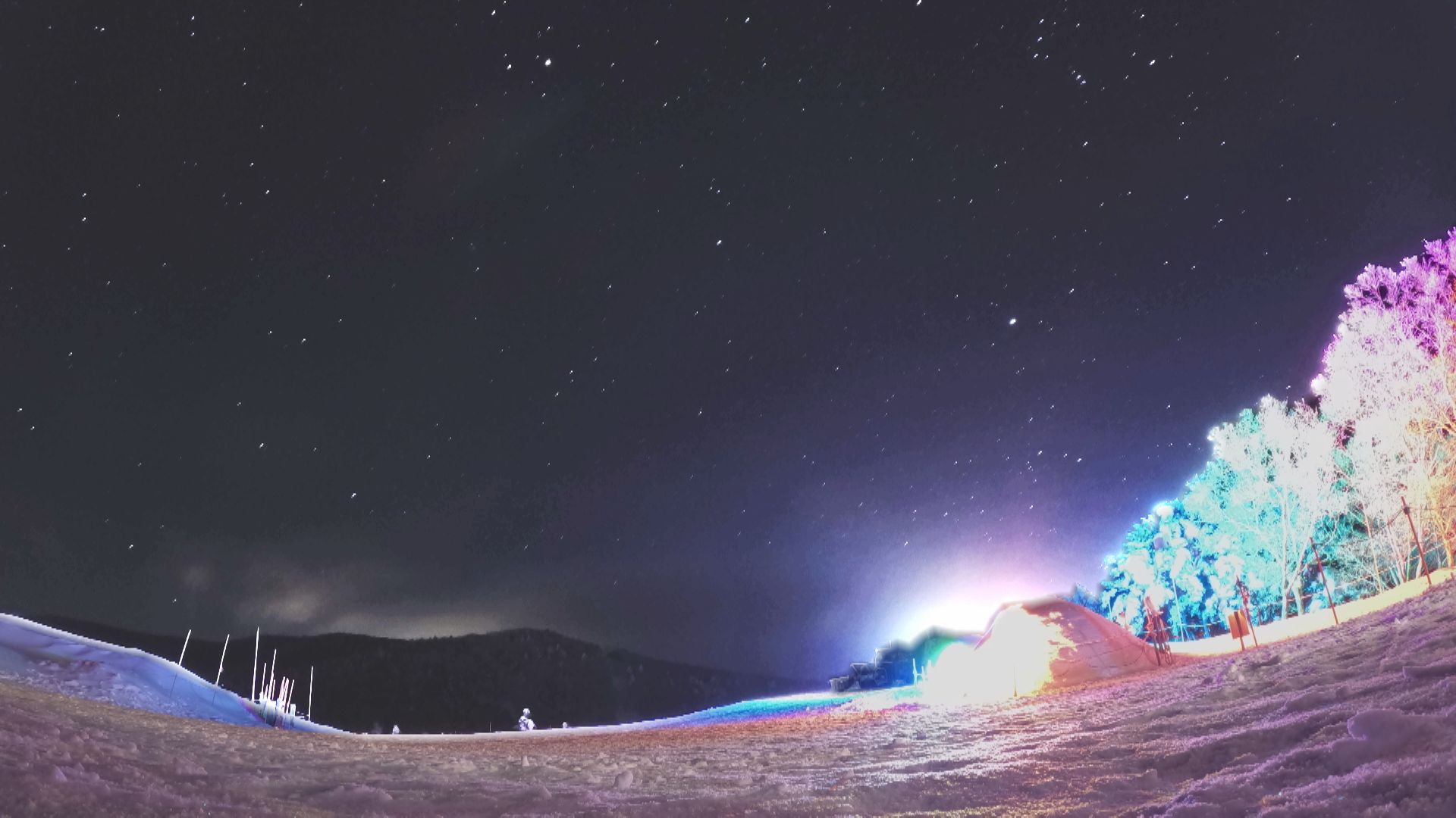 満天の冬の澄んだ夜空を満喫 市街地の夜景もアクセントに 標高1770