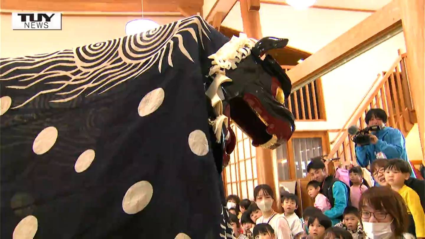 大迫力！でもちょっと怖い？ こども園で伝統の天狗舞いと獅子舞披露