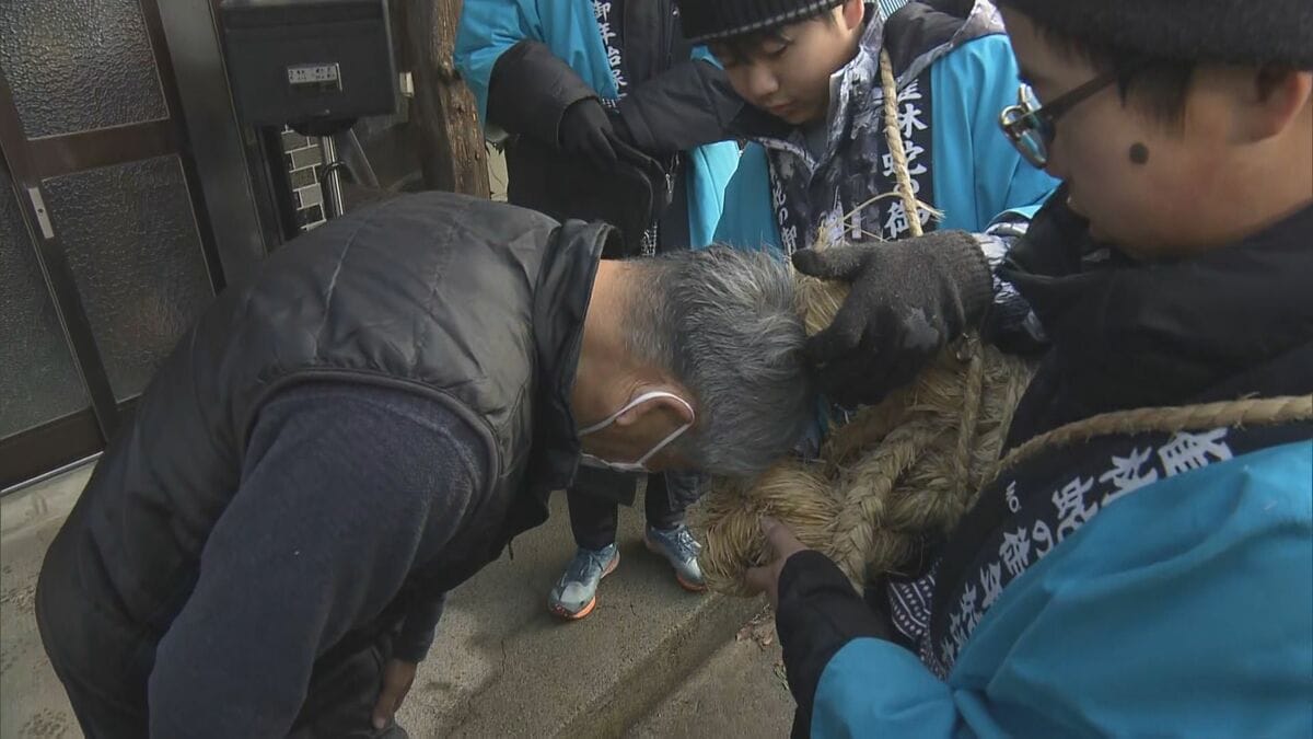 へびに頭かまれて無病息災…伝統行事「へびの御年始」福島・会津美里町