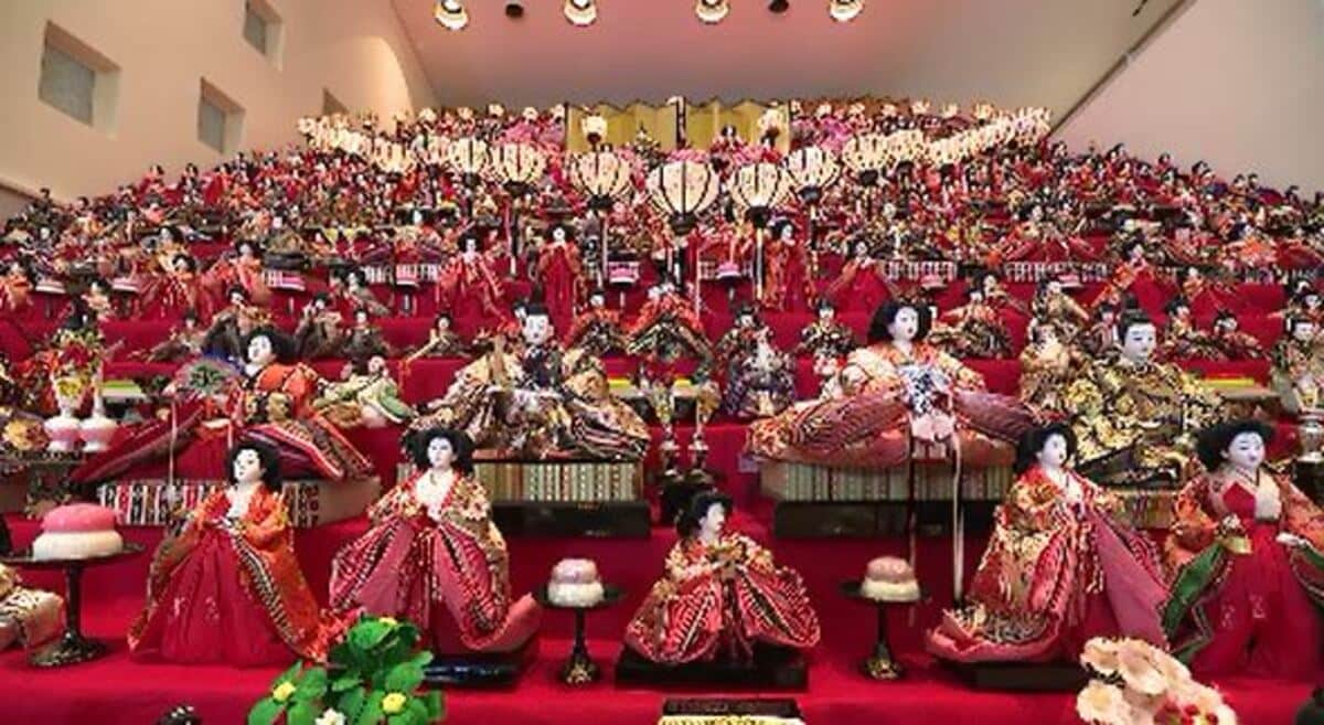 ひな人形1000体が高さ6メートルの30段飾りに 全国から寄贈受けスタッフ