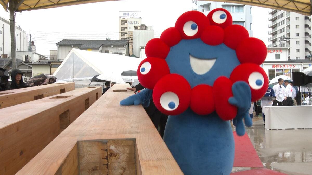 万博“大屋根リング”の木材、全国初の展示　長さ8m・重さ900kgのヒノキ材3本、使用木材は約40％が高知県産「世界中を満足させた木材、おかえりなさい」