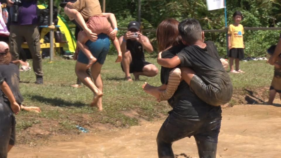 50組の家族みんなで泥だらけ　金武町で笑顔あふれる「たんぼフェスタ」