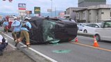 昼過ぎの国道20号 乗用車が電柱に衝突、横転 事故現場付近は一時渋滞|TBS NEWS DIG