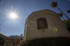 ワーナー・ブラザース、パラマウントの敵対的買収提案を拒否する計画| TBS CROSS DIG with Bloomberg