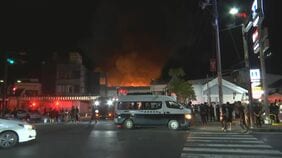 出火から3時間…延焼中 出雲市の商店街「サンロードなかまち」で複数軒が燃える火事 出火から2時間経過しても火の勢い弱まらず 市が避難所開設 島根・出雲市|TBS NEWS DIG