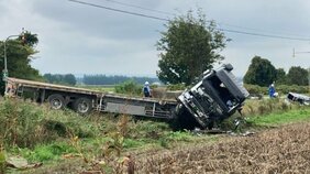 大型トレーラーと乗用車が衝突 2人が意識不明の重体 あわせて4人けが　それぞれの車が路外逸脱…道路にはジャガイモ散乱　北海道士幌町|TBS NEWS DIG