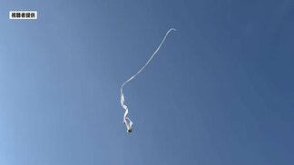 長～～い…まるで妖怪「一反木綿」？青空を優雅に舞う “春一番” の落とし物　見かけたら要注意　熊本県益城町　|　熊本のニュース｜RKK NEWS｜RKK熊本放送