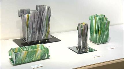 ペルシャの技法「ラスター彩」使った陶器展 繊細な色付けと玉虫色の