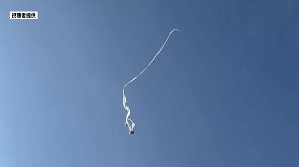 長～～い…まるで妖怪「一反木綿」？青空を優雅に舞う “春一番” の落とし物　見かけたら要注意　|　熊本のニュース｜RKK NEWS｜RKK熊本放送