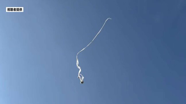 長～～い…まるで妖怪「一反木綿」？青空を優雅に舞う “春一番” の落とし物　見かけたら要注意　熊本県益城町　|　熊本のニュース｜RKK NEWS｜RKK熊本放送